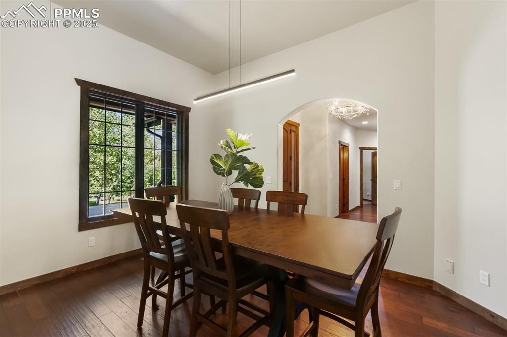 Image 26 of 50: Dining Area