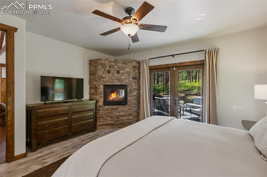 Image 29 of 50: Bedroom