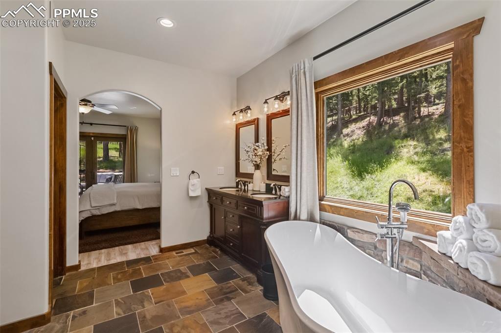 Image 31 of 50: Bathroom