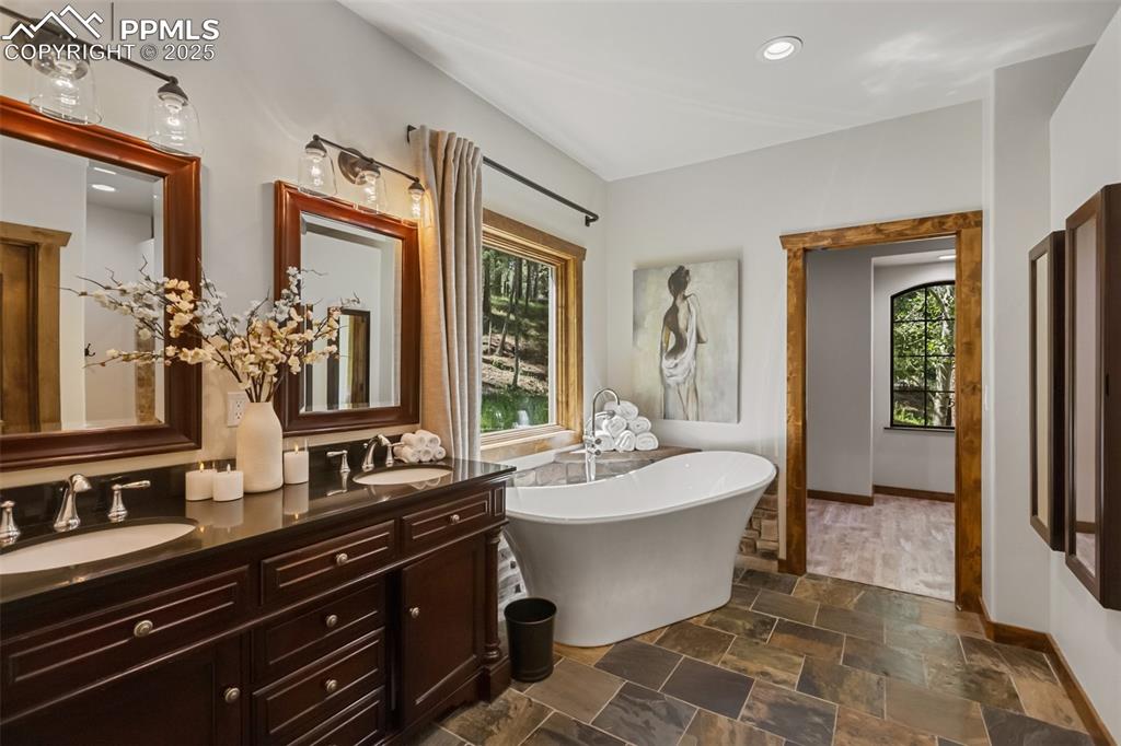 Image 32 of 50: Bathroom