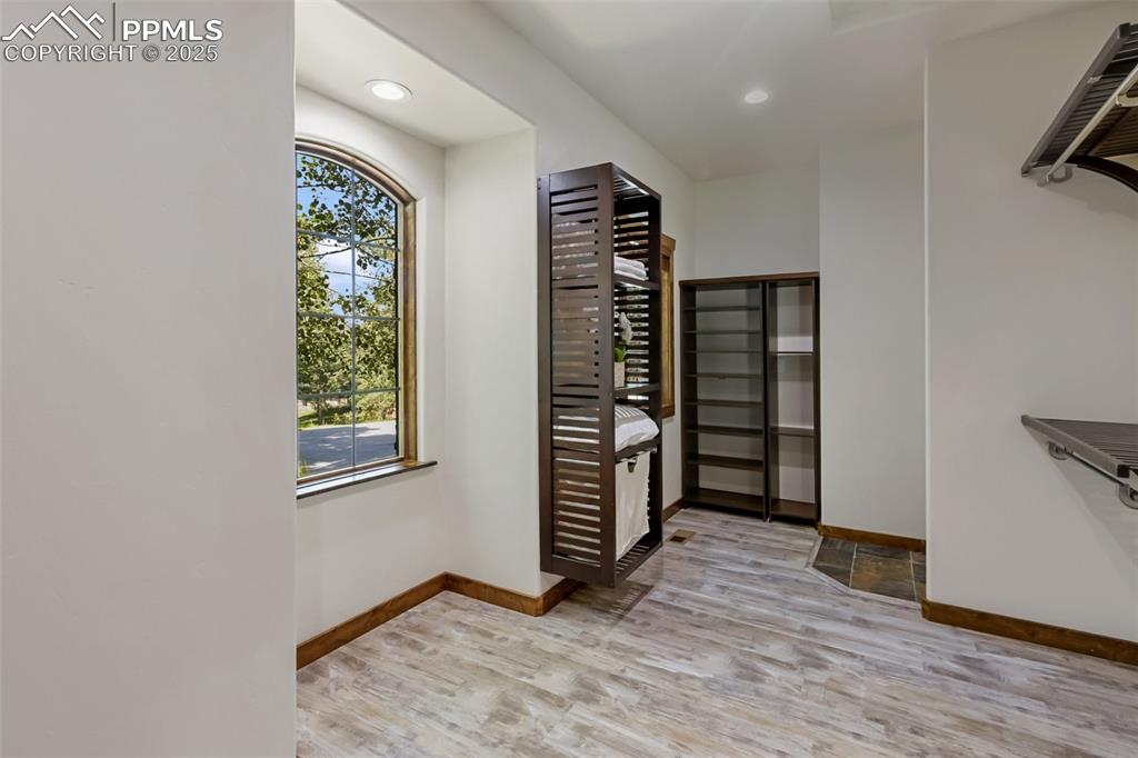 Image 33 of 50: Closet