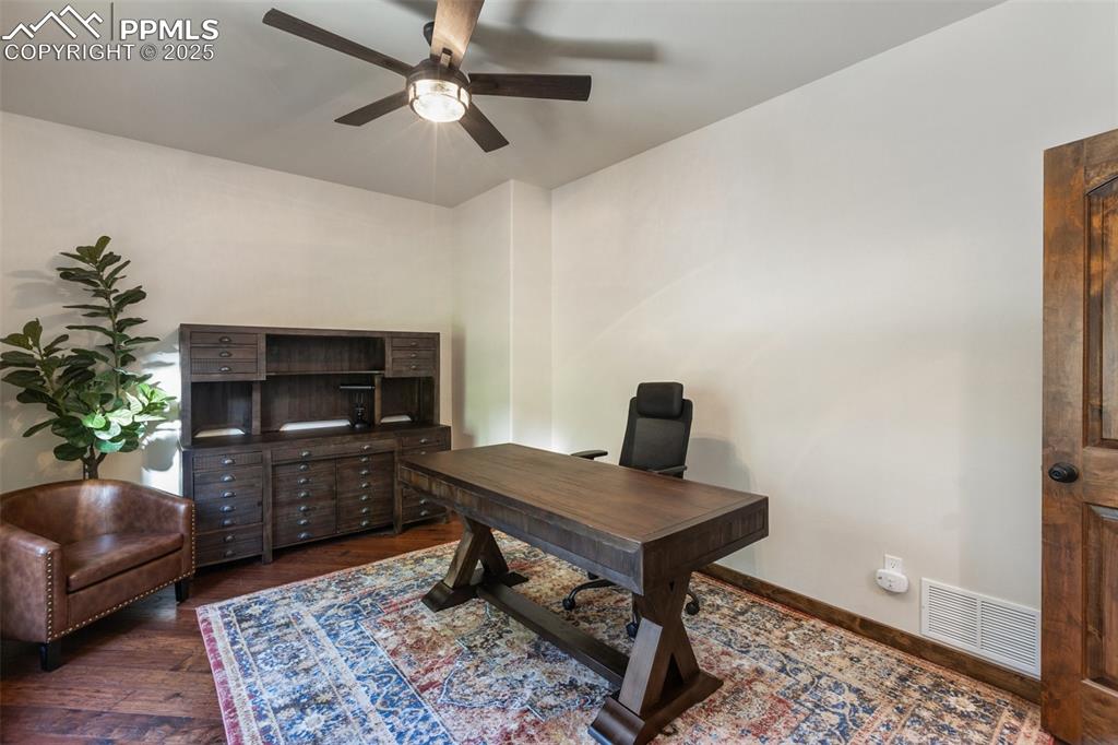 Image 35 of 50: Office