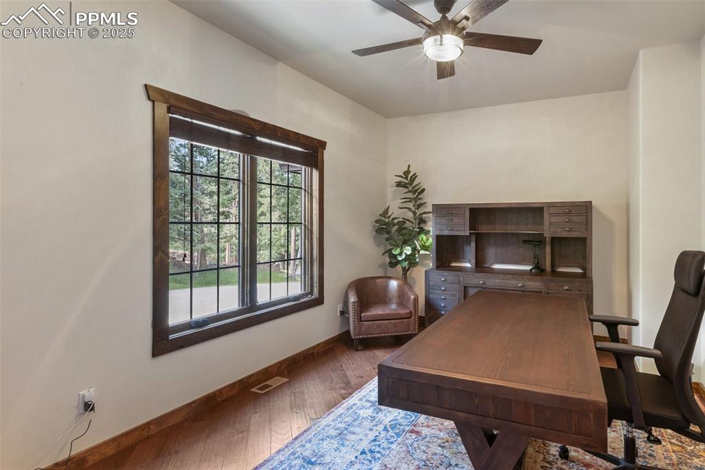 Image 36 of 50: Office