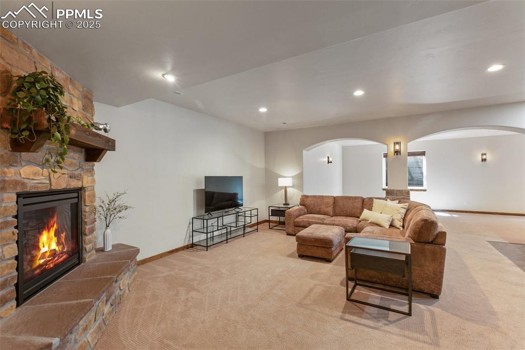 Image 43 of 50: Living Room