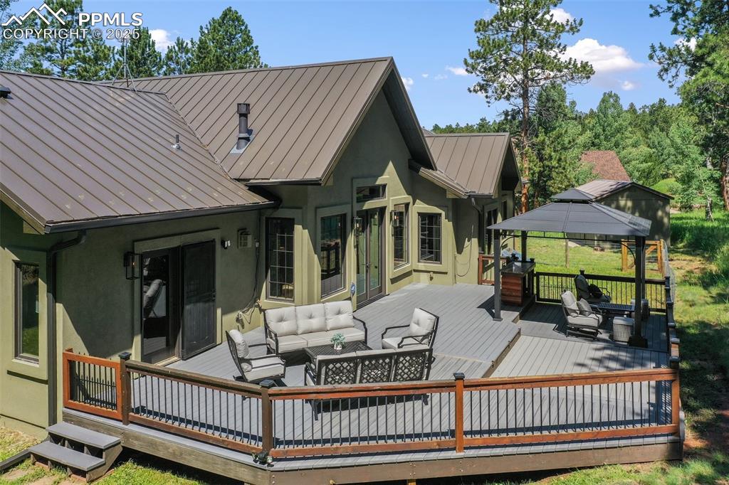 Image 47 of 50: Deck