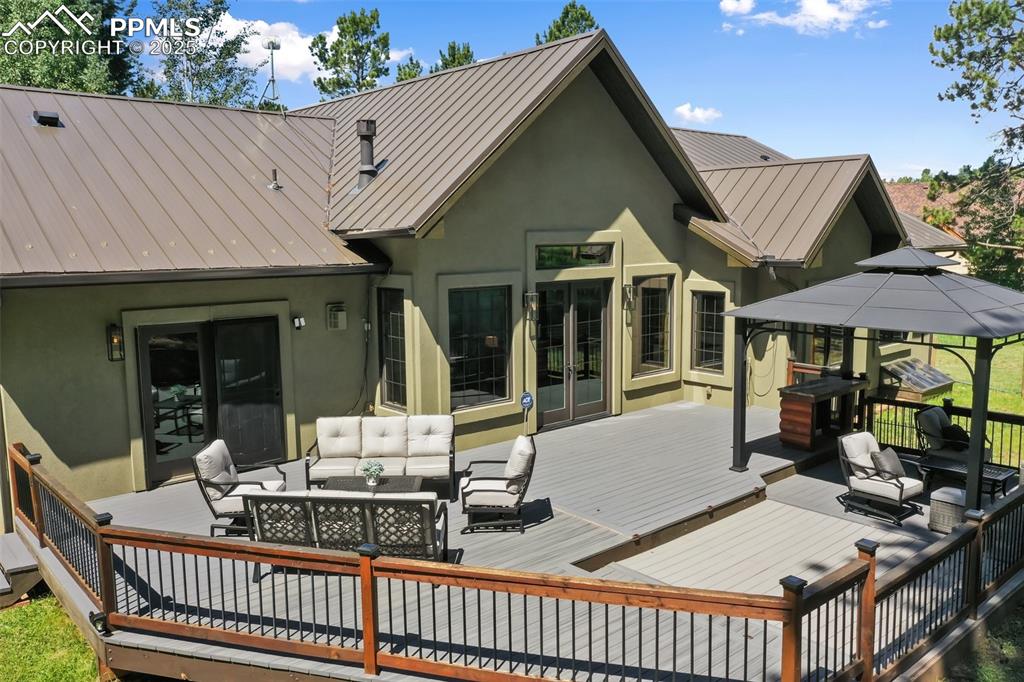 Image 6 of 50: Back of Structure