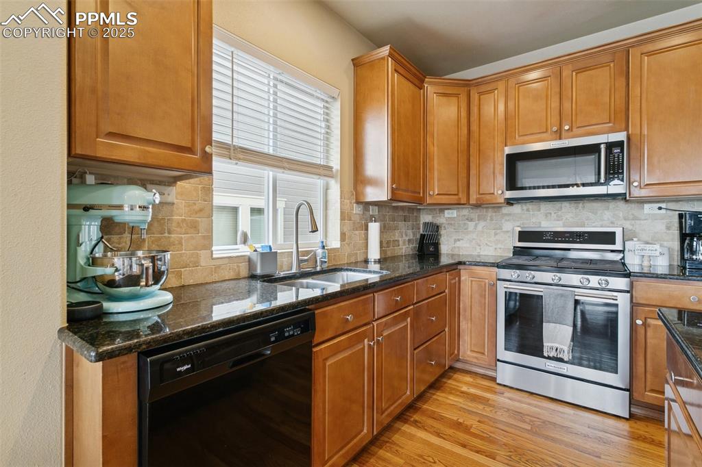 Image 14 of 41: Kitchen