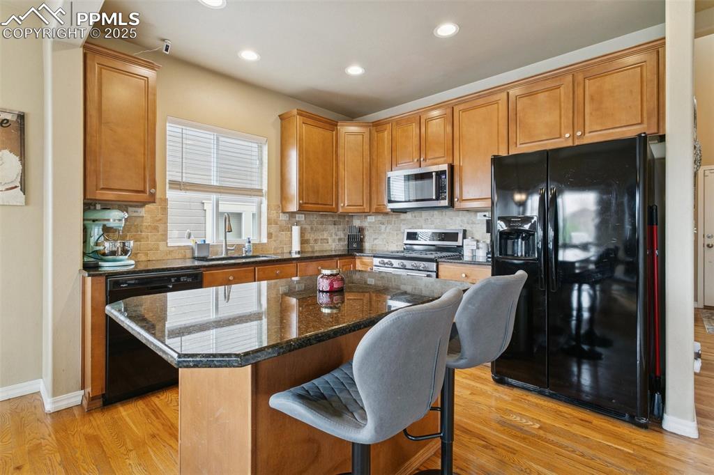 Image 15 of 41: Kitchen