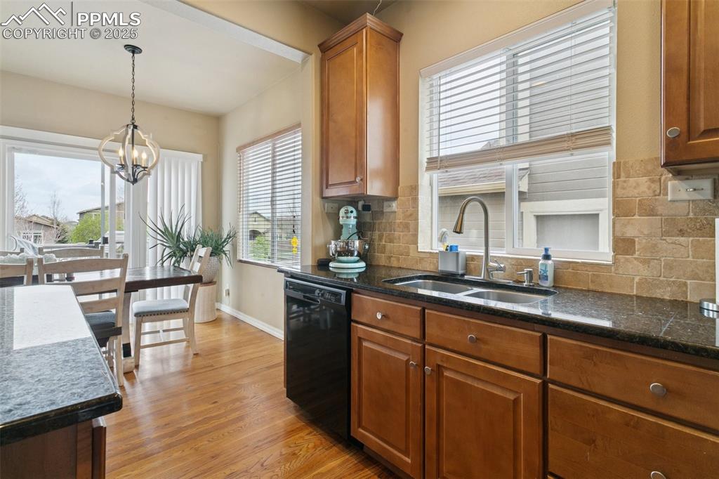 Image 17 of 41: Kitchen