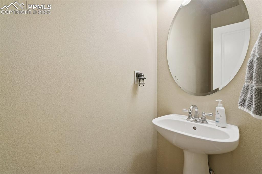 Image 19 of 41: Bathroom