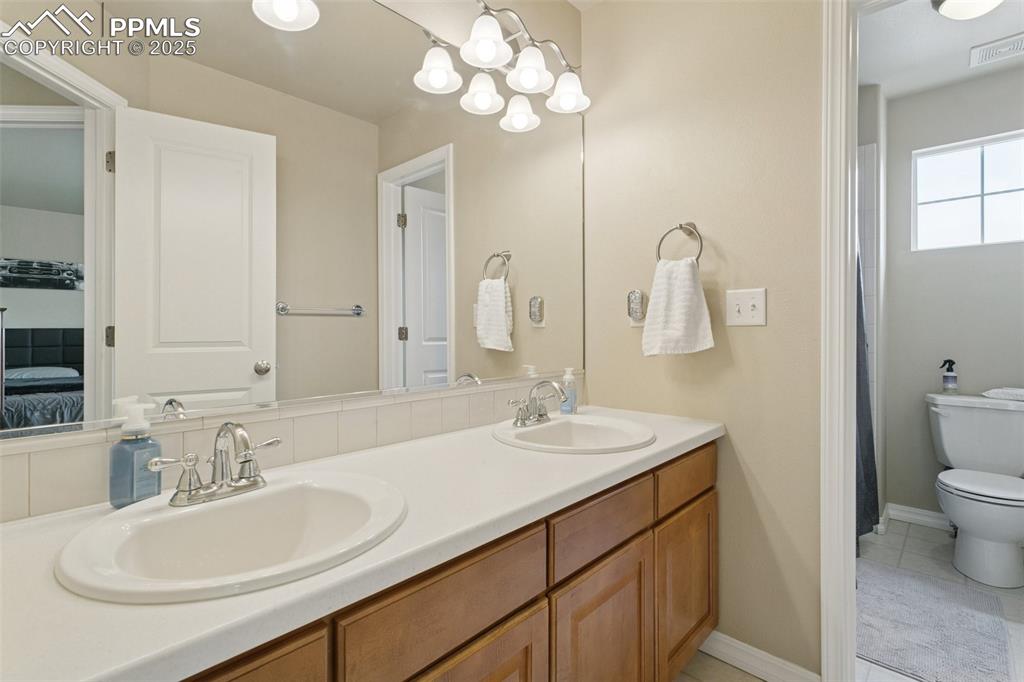 Image 30 of 41: Bathroom