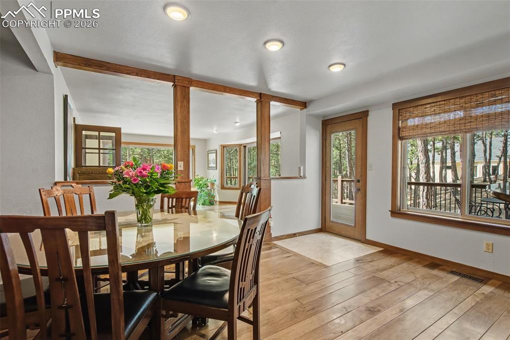 Image 15 of 50: Dining Area