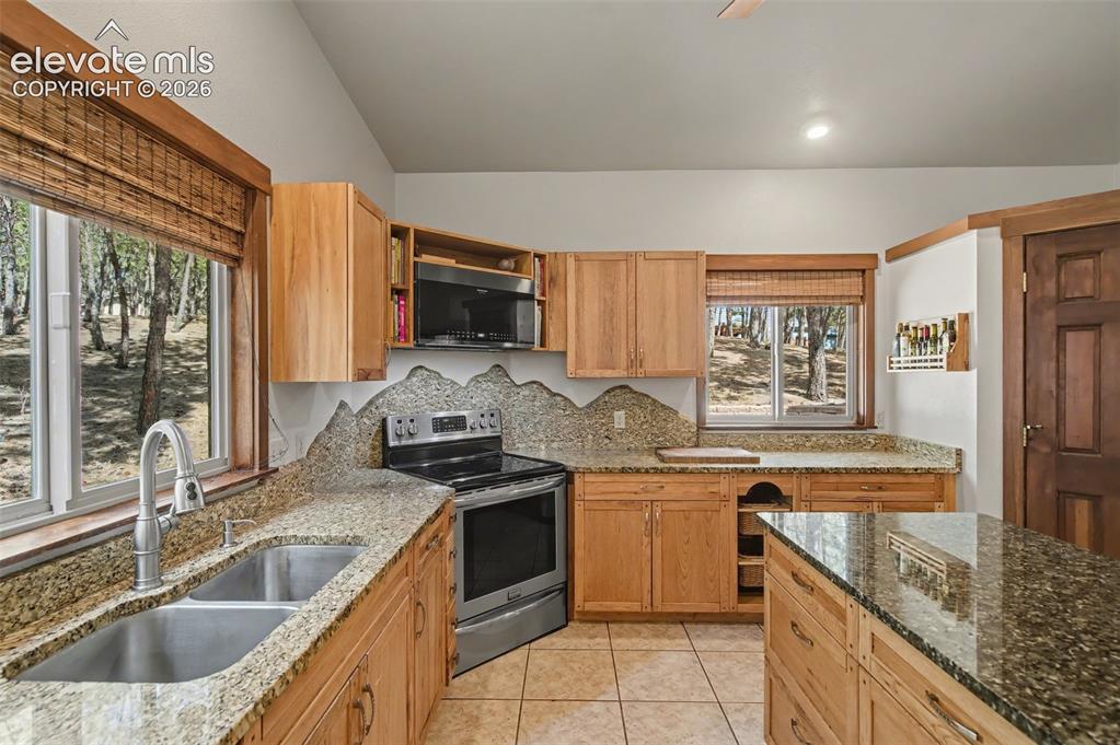 Image 17 of 50: Kitchen