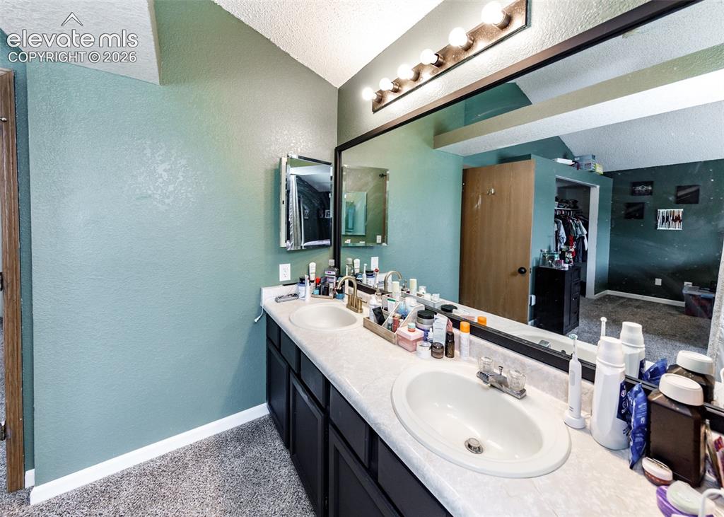 Image 17 of 41: Bathroom