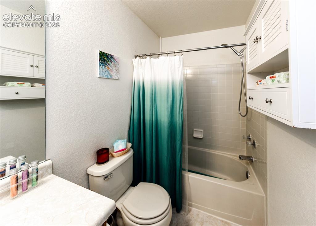 Image 26 of 41: Bathroom