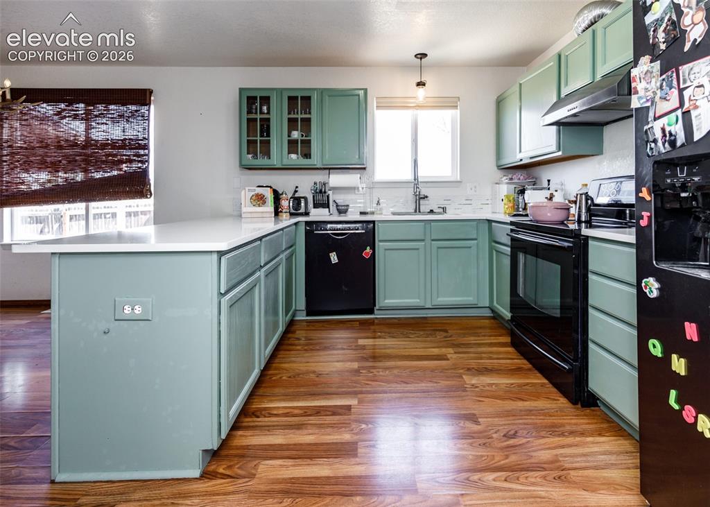 Image 9 of 41: Kitchen