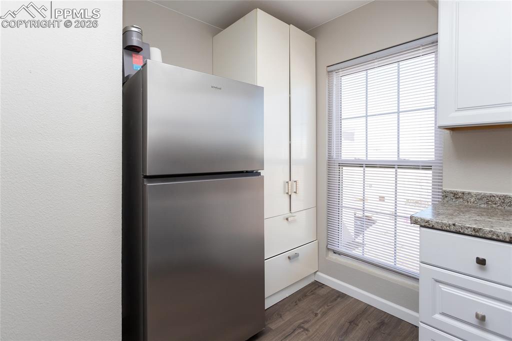 Image 10 of 19: Kitchen