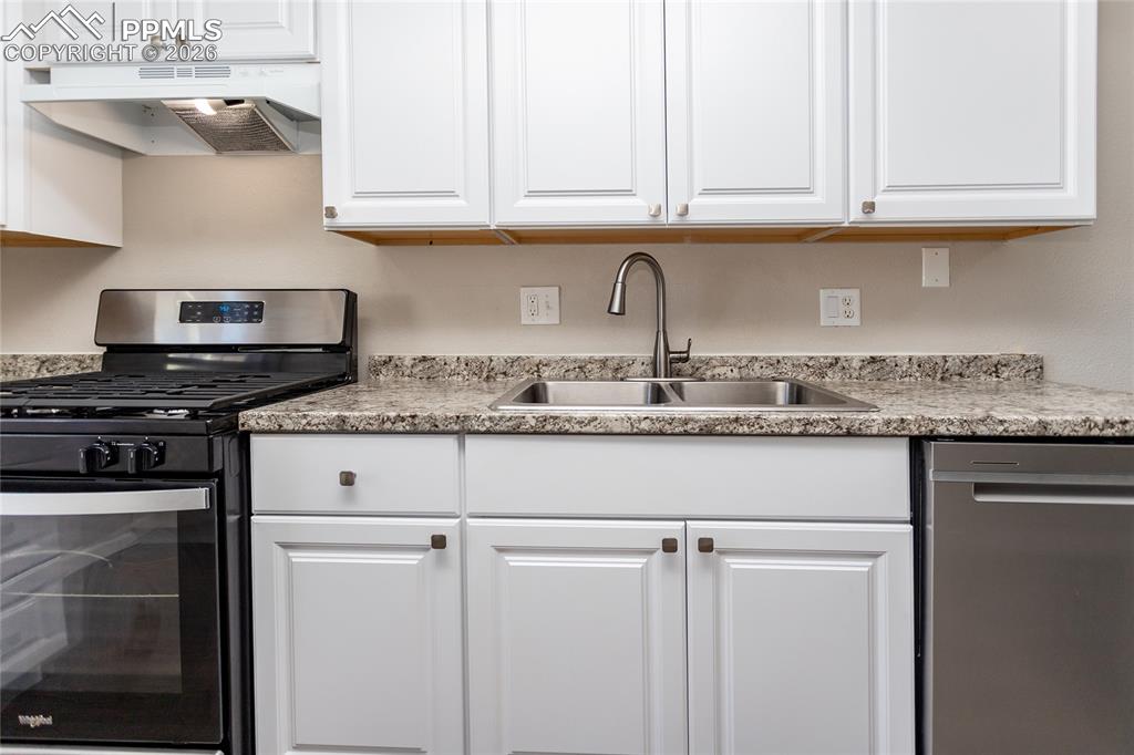 Image 11 of 19: Kitchen