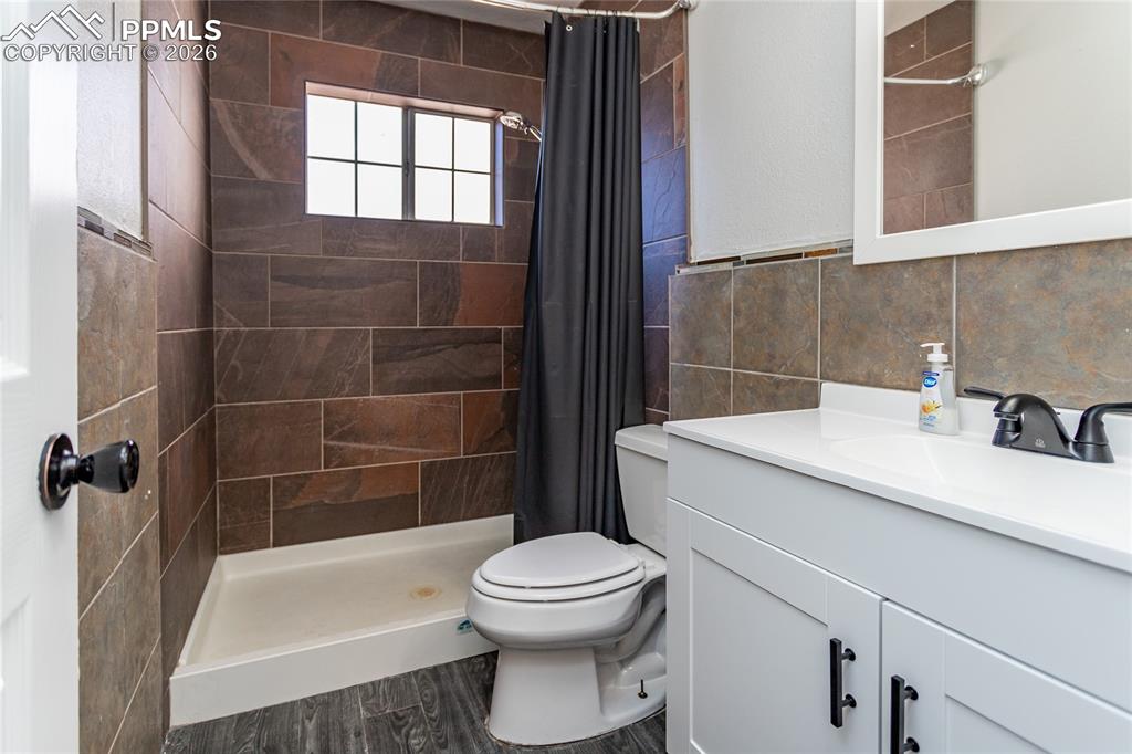 Image 16 of 19: Bathroom