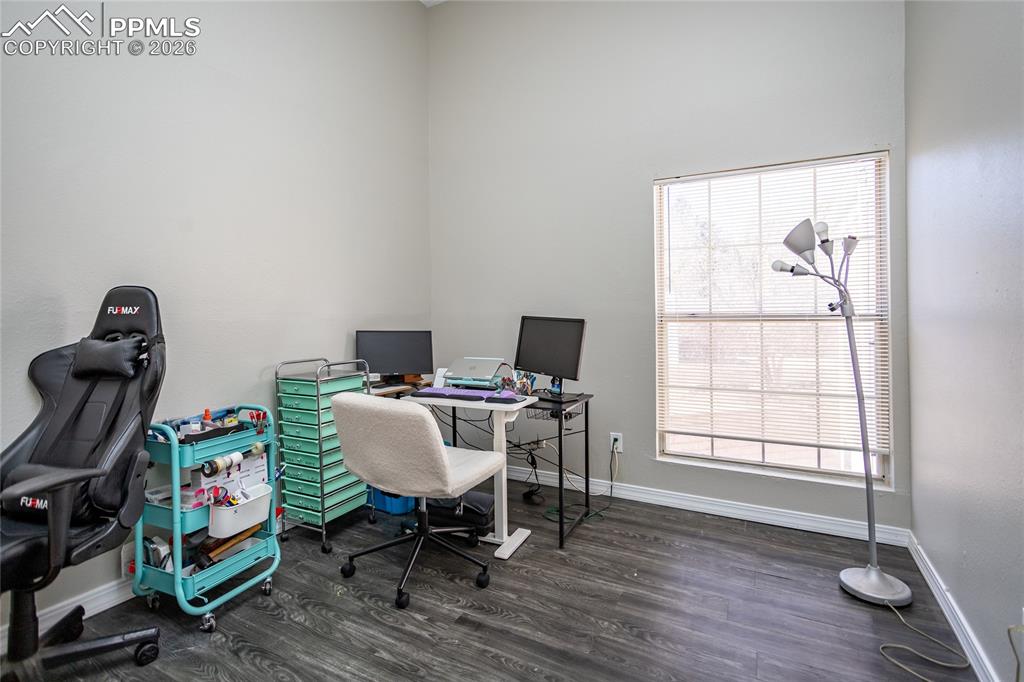 Image 17 of 19: Office