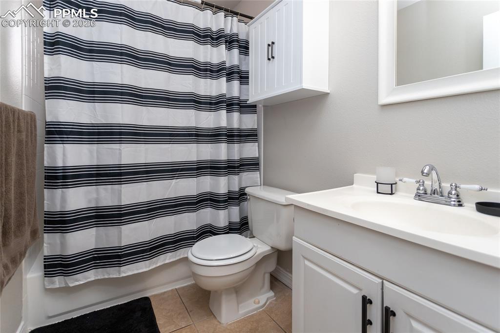 Image 19 of 19: Bathroom