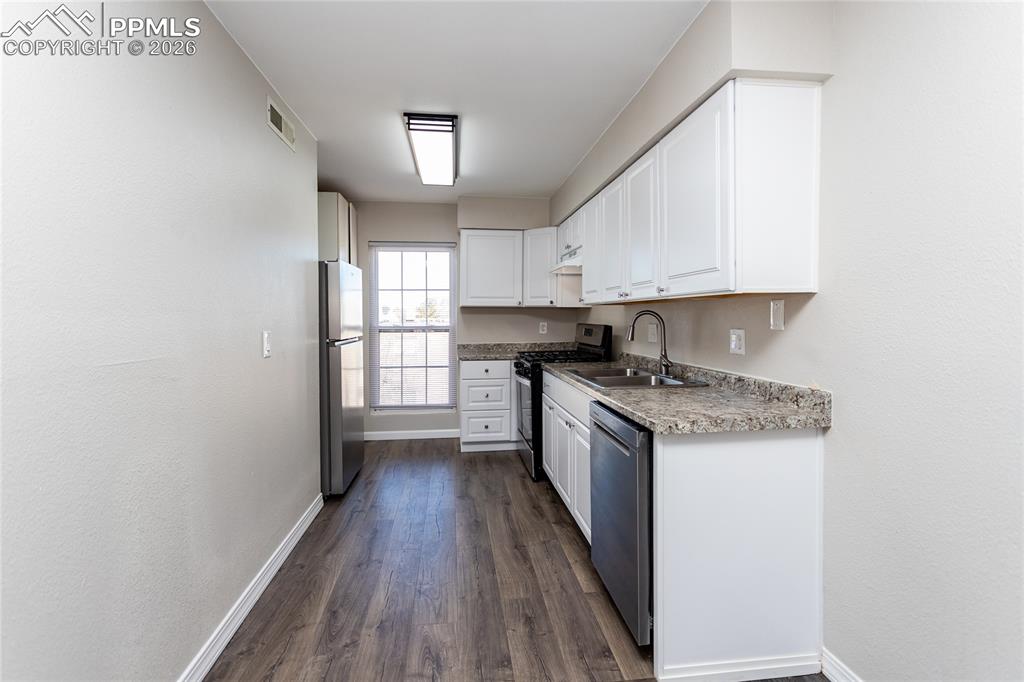 Image 9 of 19: Kitchen