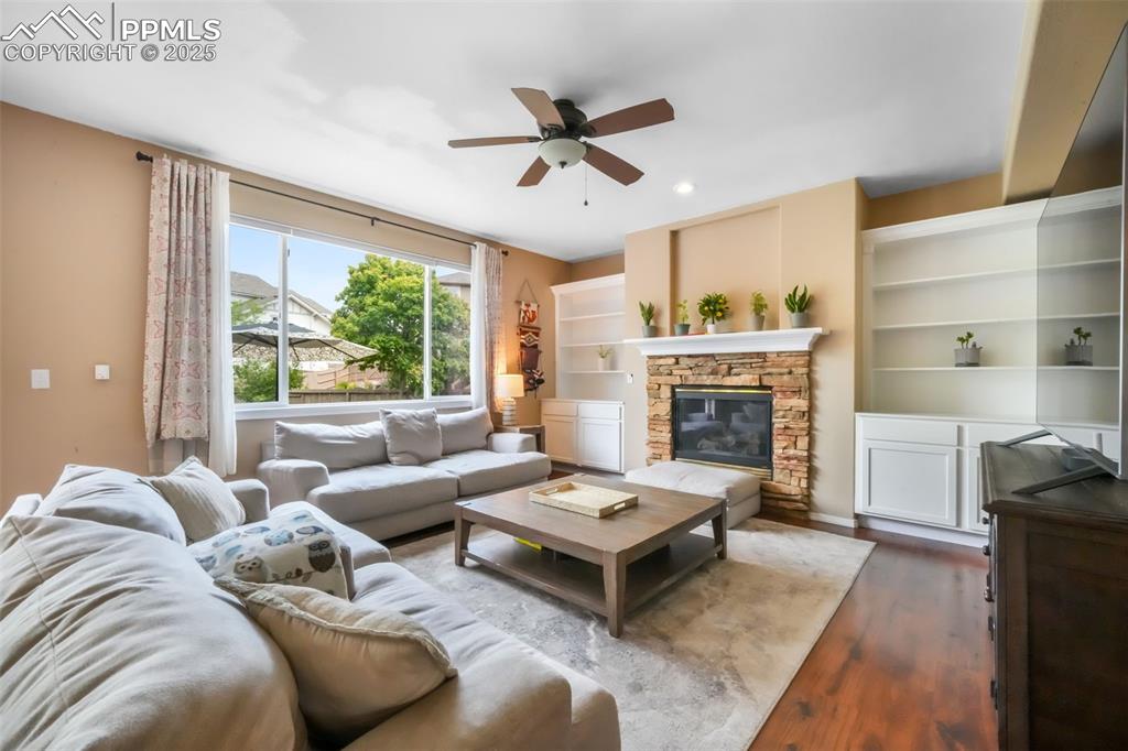Image 10 of 50: Living Room