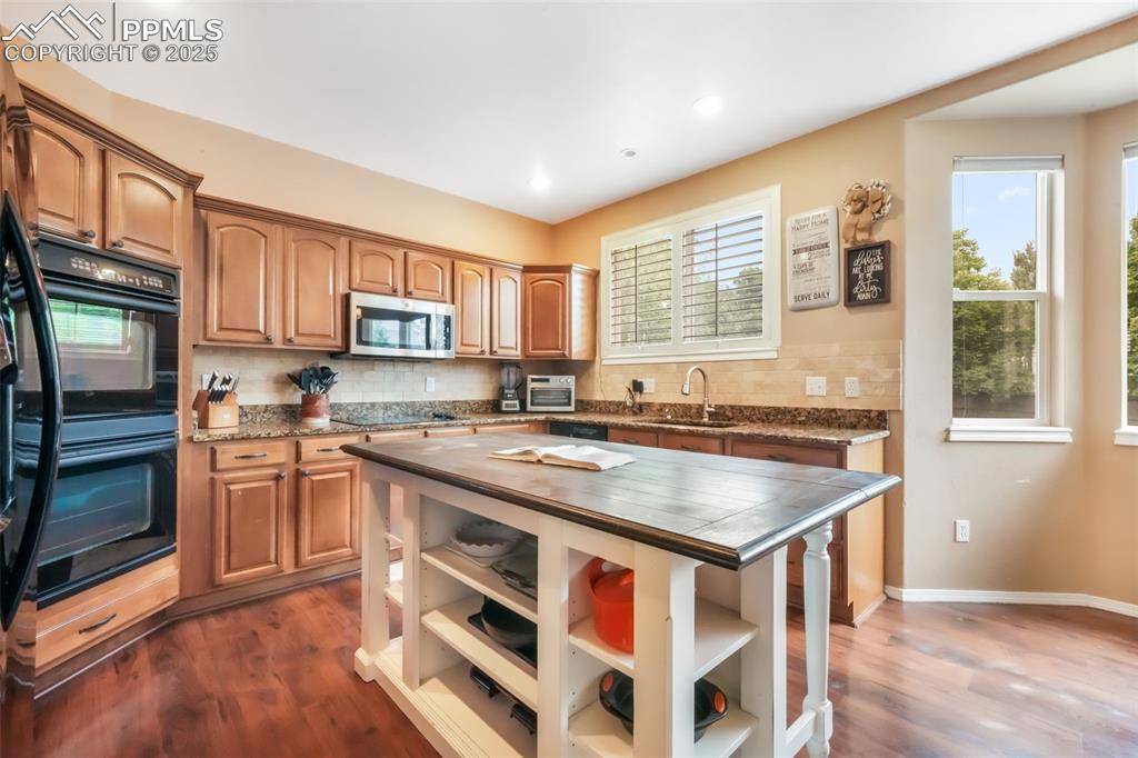 Image 15 of 50: Kitchen