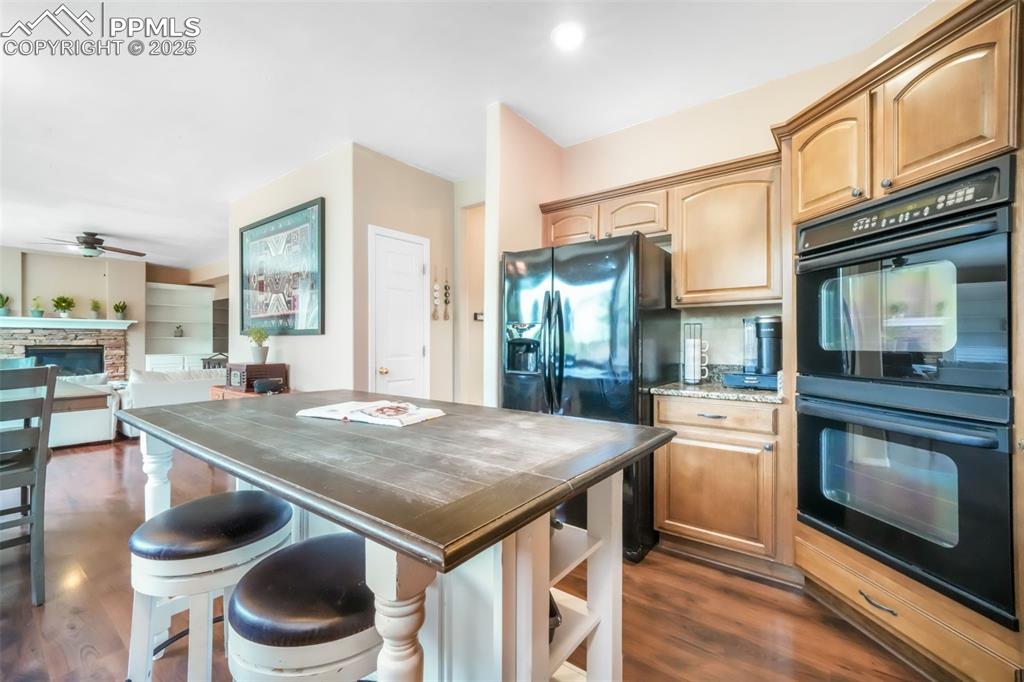 Image 16 of 50: Kitchen