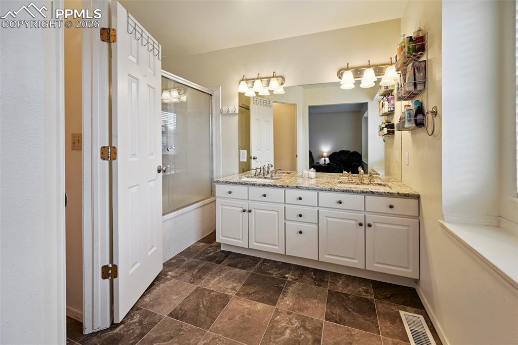 Image 17 of 35: Bathroom