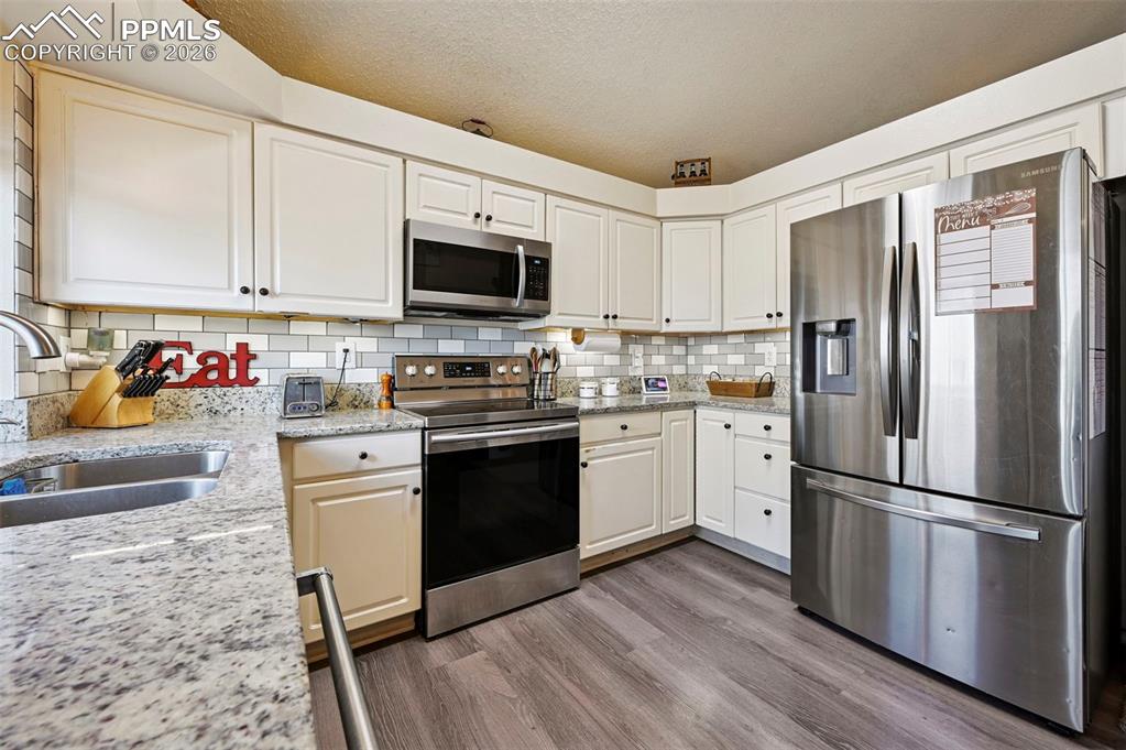 Image 8 of 35: Kitchen