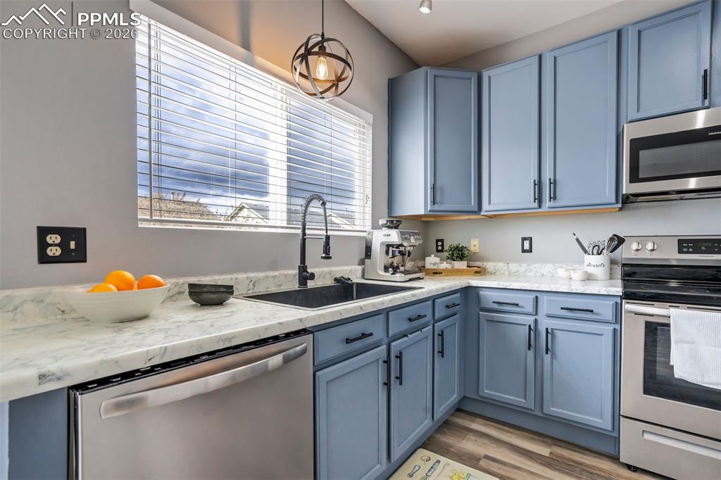 Image 9 of 42: A single-bowl sink is life-changing. Promise.