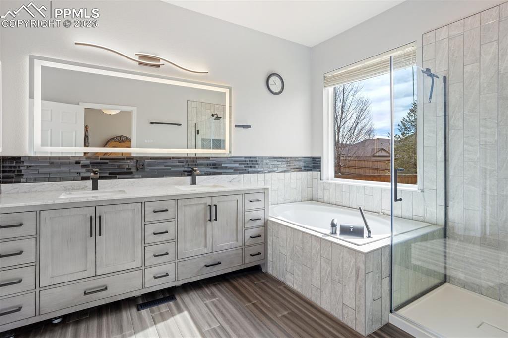 Image 17 of 37: Bathroom