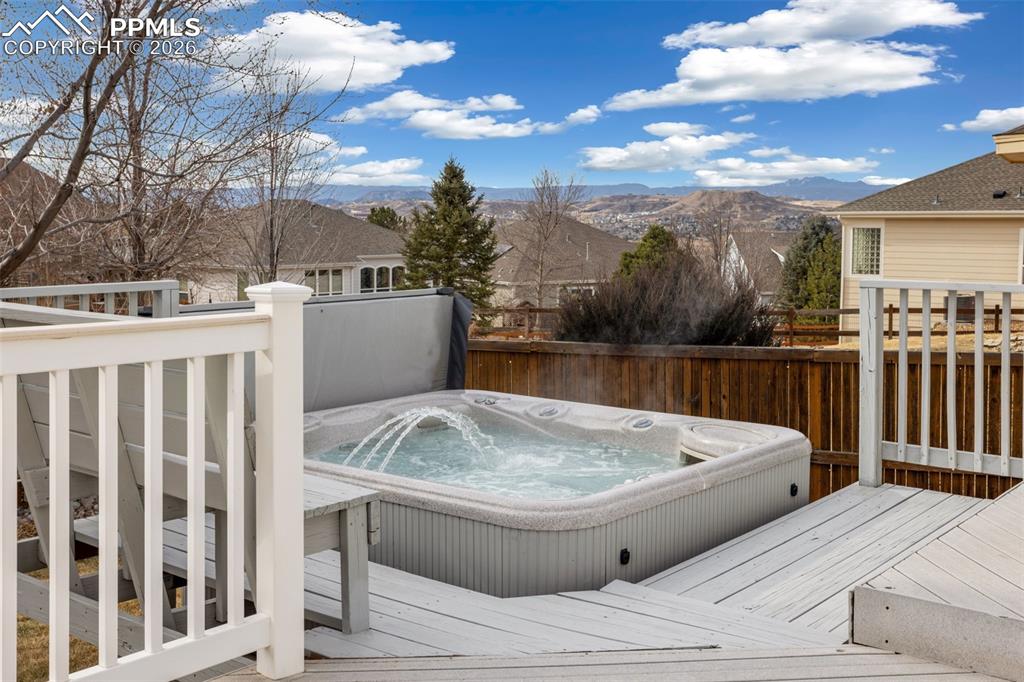 Image 28 of 37: Deck