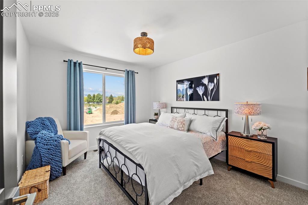 Image 18 of 26: Bedroom