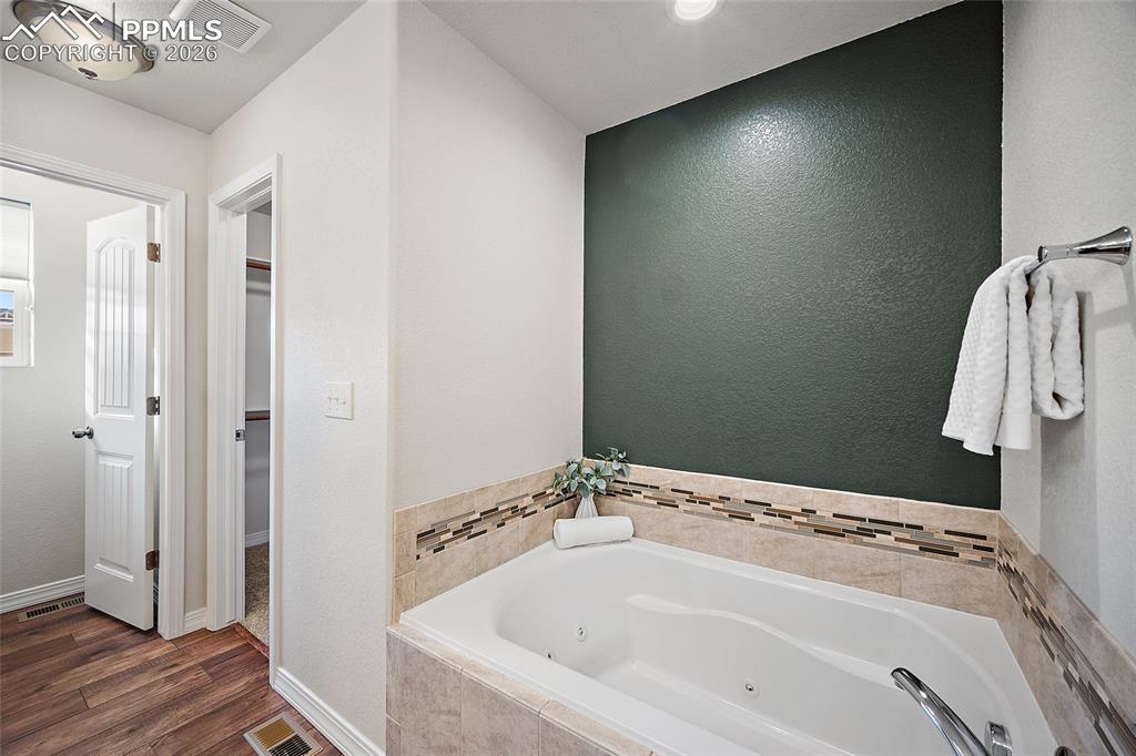 Image 10 of 34: Bathroom