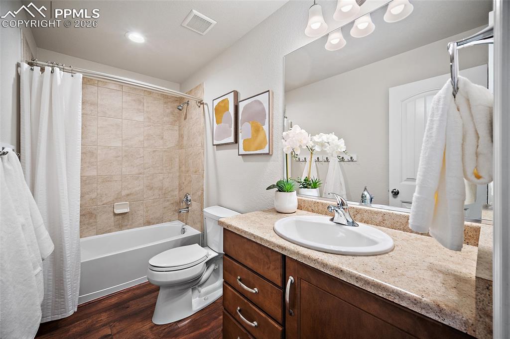 Image 14 of 34: Bathroom