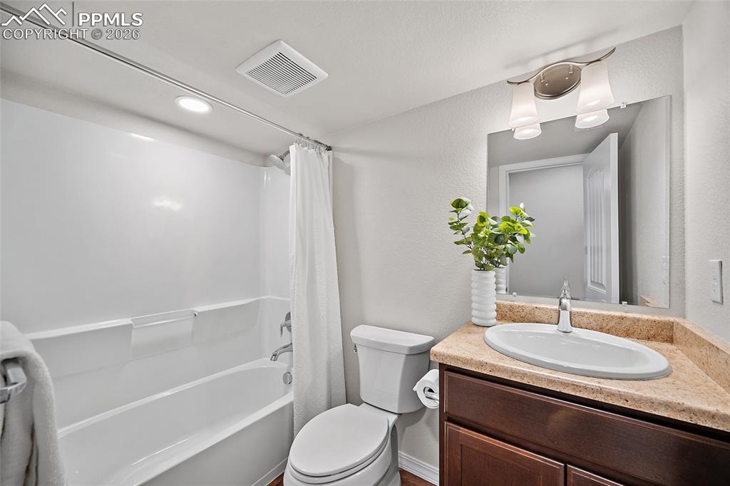 Image 17 of 34: Bathroom