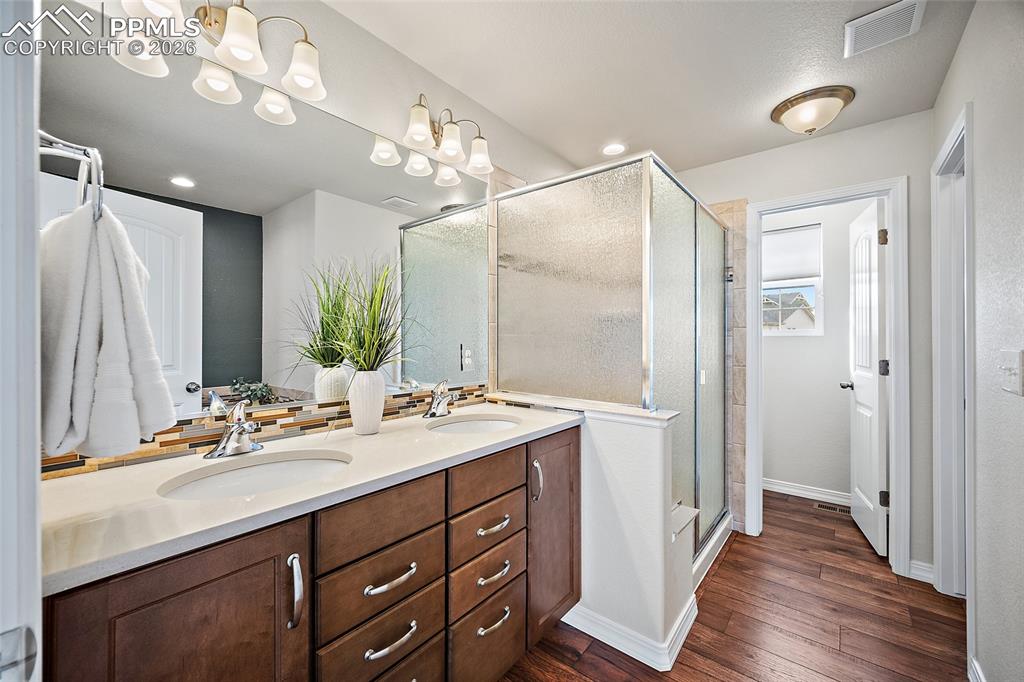 Image 9 of 34: Bathroom