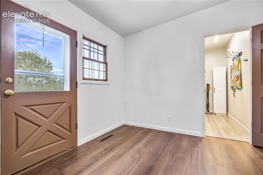 Image 11 of 50: Dining Area
