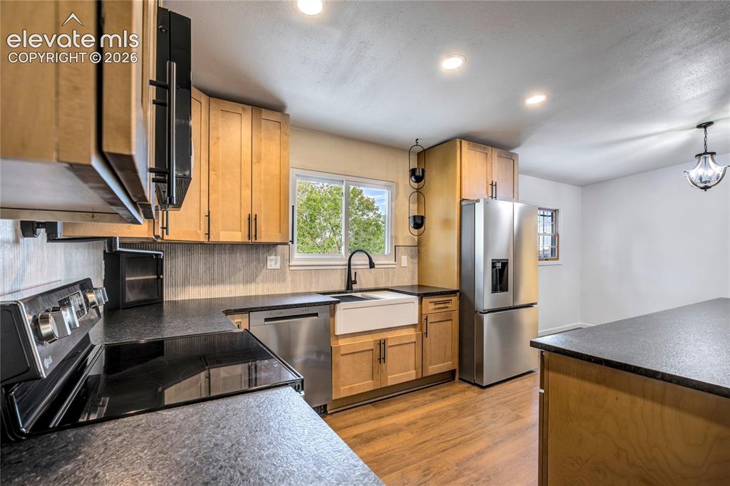 Image 8 of 50: Kitchen