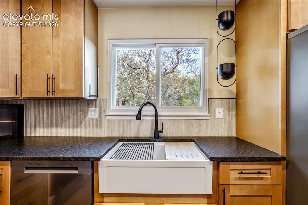 Image 9 of 50: Kitchen