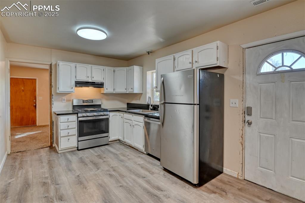 Image 12 of 30: Kitchen