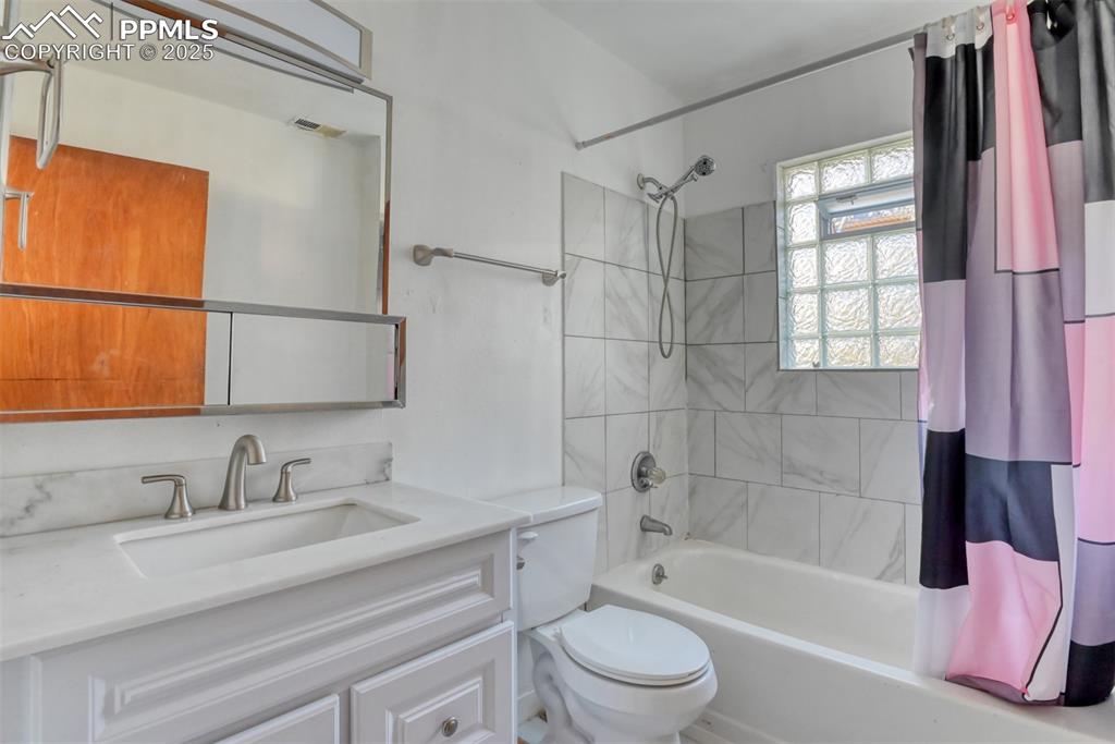 Image 25 of 30: Bathroom