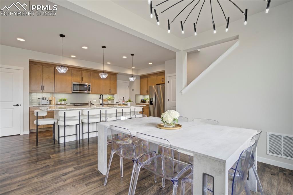 Image 13 of 48: Dining Area