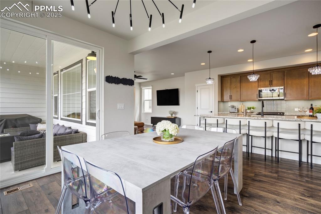 Image 14 of 48: Dining Area