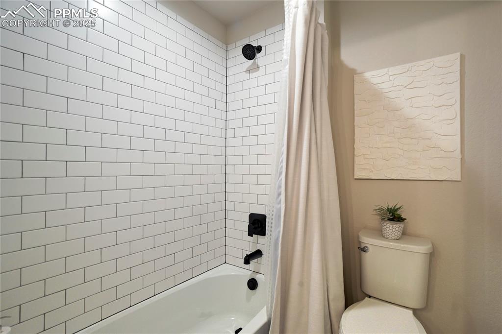 Image 39 of 48: Bathroom