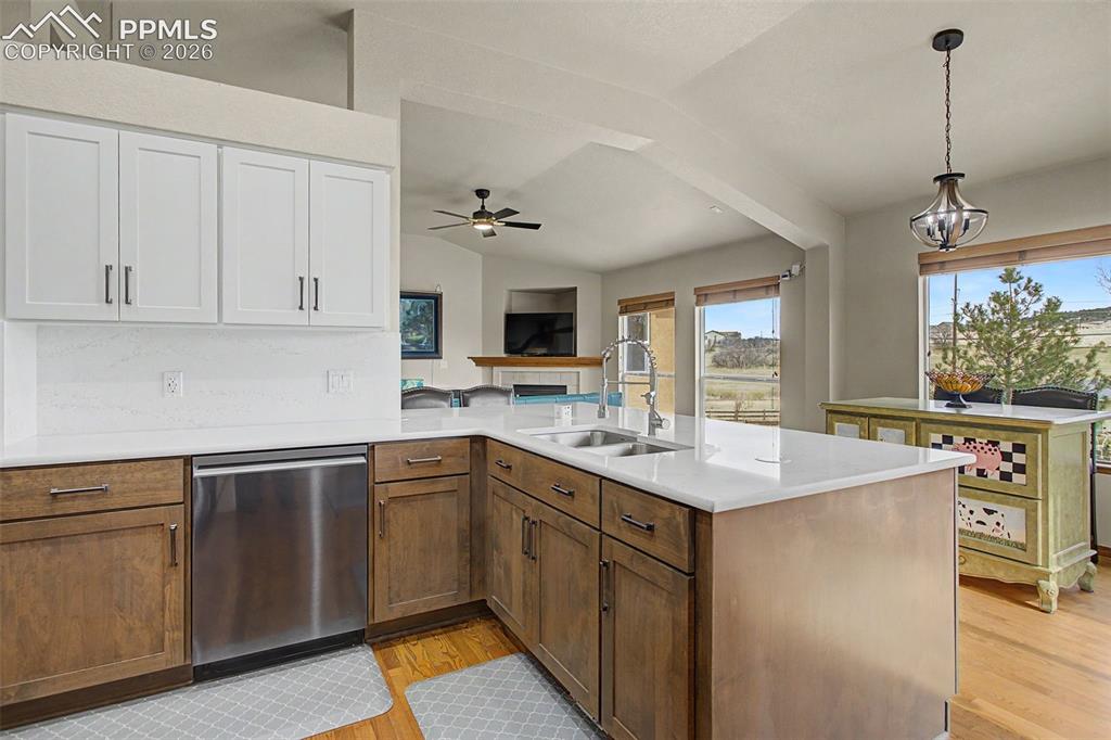 Image 18 of 46: Kitchen