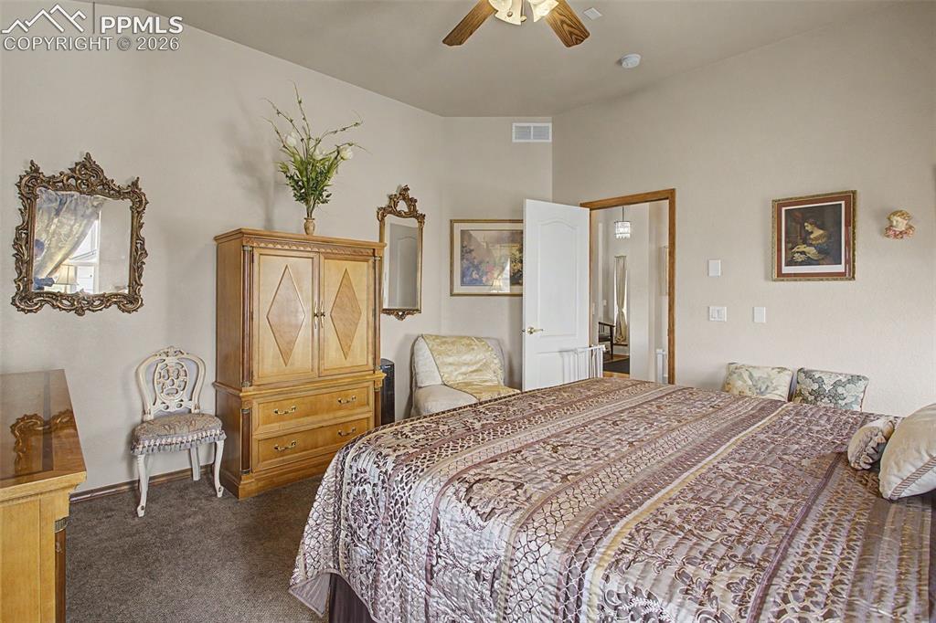 Image 22 of 46: Bedroom