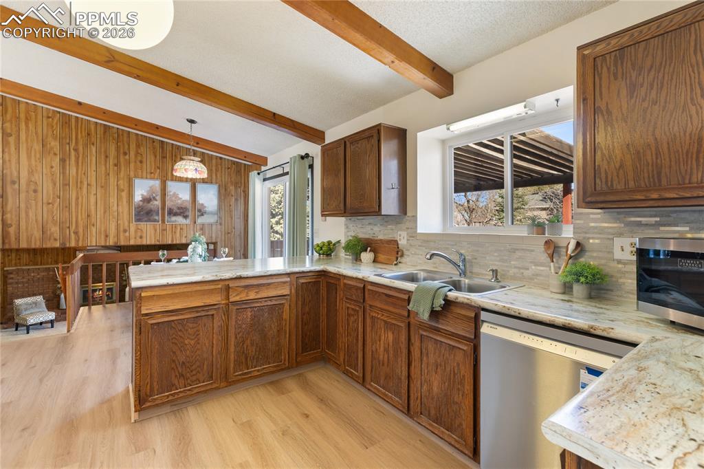 Image 12 of 40: Kitchen